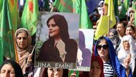Nastavlja se haos u Iranu zbog smrti devojke: Sukobi demonstranata i policije, žene mašu i pale svoje marame
