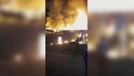 Plamen je išao 10 metara u visinu: Veliki požar u Lučanima "progutao" auto i sve poljoprovredne mašine