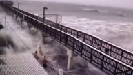 Plivači snimljeni u opasno visokim talasima za vreme uragana, ljudi besni: "Ne radite ovo!"