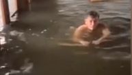 Čovek pliva u svojoj kući nakon udara uragana: Nesvakidašnji snimak sa Floride