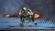 Požar u Žarkovu: Gorela krovna konstrukcija stambene zgrade, 17 vatrogasaca se borilo sa stihijom
