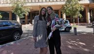 Bliznakinje Tamara i Jovana majku učinile najponosnijom na svetu: Za 2 dana diplomirale obe
