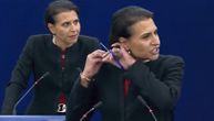 Švedska poslanica odsekla kosu za govornicom Evropskog parlamenta u znak solidarnosti sa Irankama