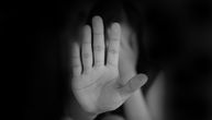 Nastavljeno suđenje mladiću optuženom za silovanje maloletne sestre: Otac odbio da svedoči