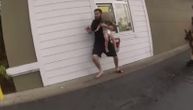 Muškarac koristi oteto dete kao štit, policija ga opkolila: Šokantan snimak sa parkinga tokom hapšenja