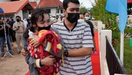 Samo jedno dete preživelo masakr u Tajlandu: Roditelji plaču i grle omiljene stvari mališana ispred vrtića