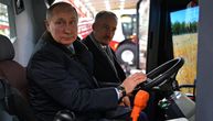 Lukašenko poklonio Putinu traktor za 70. rođendan: "U svom vrtu koristim sličan"