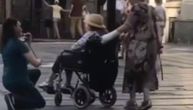 Ulični svirač ulepšao dan dami u invalidskim kolicima: Kleknuo ispred nje i violinom joj razgalio emocije