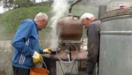 U ivanjičkom kraju kazani se ne gase, okupljaju porodicu i komšije: "Pečenje rakije je umetnost"