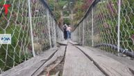 This is what crossing makeshift bridge of death was like before it collapsed: Chilling video from Ovcar Banja