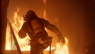 Buknuo hotel u Maršala Birjuzova: Evakuisano osoblje, 16 vatrogasaca na licu mesta