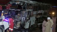 Najmanje 8 dece poginulo u požaru autobusa: Rođaci se vraćali kući posle razornih poplava u Pakistanu