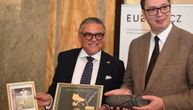 Ambasador Češke poklonio Vučiću izlivenu kopačku Panenke