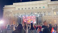 "Bože pravde", trubači i ludnica na balkonu: Zlatne srpske odbojkašice uz kolo proslavile sa navijačima
