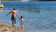 Neverovatna fotografija sa omiljenog beogradskog kupališta: Otac i sin usred oktobra, produžili sezonu kupanja