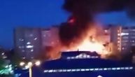 Prvi snimak pada vojnog aviona u Rusiji: Stambena zgrada u plamenu