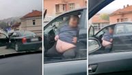 Video vozila zaustavljenog nasred puta kruži mrežama: Svi gledaju i pitaju se šta se desilo ovom gospodinu