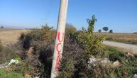 Grafit mržnje osvanuo u selu Sušica na Kosovu i Metohiji: Ispisana UČK na banderi