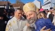 Najlepša patrijarhova slika iz Vukovara: Devojčica ga dozivala, on je uzeo u zagrljaj