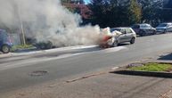 Gori automobil u Borči: Kulja gusti dim, vatrogasci na terenu