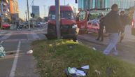Mini-bus udario u auto, pa se zakucao u banderu, poznat i razlog: Detalji sudara na Novom Beogradu