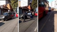 Snimak svađe putnika i vozača u Beogradu: Bahato parkiranje zaustavilo saobraćaj, autobus blokiran