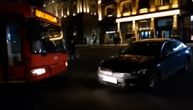 Bahatost u centru Beograda: Parkirao automobil nasred Studentskog trga, troli blokiran put