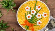 Salata mimoza, kraljica trpeze: Recept za kremasto hladno predjelo koje vole sve generacije