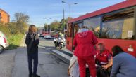 Slike i snimci strašne nesreće na Banovom brdu: Devojka krvari ispod autobusa, hitna joj pomaže