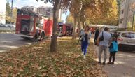 Požar zahvatio stan zgrade u Nišu: Tri osobe evakuisane, jedna žena prevezena u bolnicu