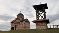 Crkvu na Ravnoj gori osmislio je srpski arhitekta kojeg je nagradio kralj Čarls III