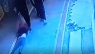 Stravičan snimak iz Novog Pazara: Onesvestili mladića od batina, pa ga vukli po trotoaru?