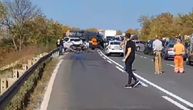 Teška saobraćajna nesreća kod Mladenovca: Slupana vozila, put blokiran, "krivac" pobegao sa mesta udesa