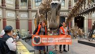 "Naša sudbina je u našim rukama": Aktivistkinje se u Berlinu zalepile za stubove skeleta dinosaurusa