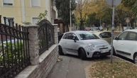 "A gde da prođu majke s kolicima": Vozač se parkirao nasred trotoara na Voždovcu i "prekinuo" stazu za pešake