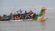 Sav užas iz Tanzanije prikazan na ovoj fotografiji: Srušio se avion u jezero, poginulo najmanje 19 ljudi