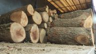 Uhapšena trojka u Osečini zbog krađa: Pakovali drva u kombi i napravili štetu od 300.000 dinara