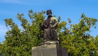 Sutra demontaža spomenika Vuku Karadžiću: Biće prevezen u Smederevo gde dobija stari sjaj