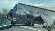 "Mini kuper" udario u kamionsku prikolicu, prevrnuo se od siline udara: Saobraćajka na Pančevačkom putu
