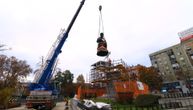 Pogledajte kako je izgledala demontaža spomenika Vuku Karadžiću: Skulptura ide za Smederevo