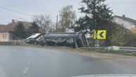 Saobraćajna nezgoda u Hrtkovcima: Kamion se prevrnuo i sleteo sa puta