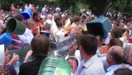 Otkrivamo istinu o snimku koji je uzburkao Srbiju: Sveštenik pere mošti u vodi, a vernici tom vodom pune flaše