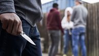 Detalji ubadanja nožem u dvorištu škole u Zemunu: Sačekali kraj časa, jednog đaka uboli u kuk, drugog u grudi
