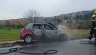 Veliki požar u Sremskoj Kamenici: Automobil se zapalio u pokretu, vozač uspeo da se izvuče