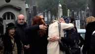 Lepa Lukić grli uplakanu ćerku Merime Njegomir i jeca: Potresne scene na Novom groblju
