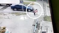 Za dlaku izbegnuta nesreća kod Šapca: Deca krenula da prelaze ulicu, auto se ne zaustavlja