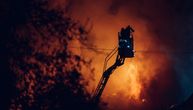 Veliki požar u Užicu: Zapalile se hale, gust dim se širi naseljem