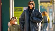 Irina Šajk u šetnji sa ćerkicom: Manekenka u poslednje vreme praktikuje samo ležerne stajlinge