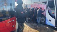 Policija ih postrojila, okrenuti leđima, ruke u vis: 600 privedenih migranata sa Horgoša voze na jug