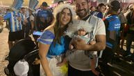Fotografija dana iz Katara: Strast za fudbalom, argentinski par došao da gleda meč sa bebom starom par meseci